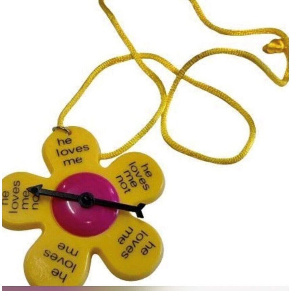 NEW DEADSTOCK VINTAGE YELLOW HE LOVES ME HE LOVES ME NOT SPINNER DAISY NECKLACE